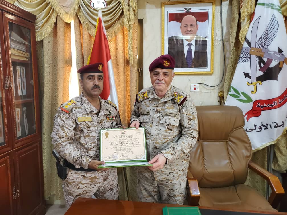 قائد المنطقة العسكرية الاولى يهنئ العقيد / فتحي الضبوي بمناسبة تخرج من الأكاديمية العسكرية العليا قائد المنطقة العسكرية الاولى يهنئ العقيد / فتحي الضبوي بمناسبة تخرج من الأكاديمية العسكرية العليا