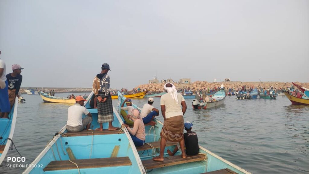"وقفات احتجاجية في الشحر: صيادو الحوي يطالبون بالعدالة وتوضيح الأسباب" "وقفات احتجاجية في الشحر: صيادو الحوي يطالبون بالعدالة وتوضيح الأسباب"