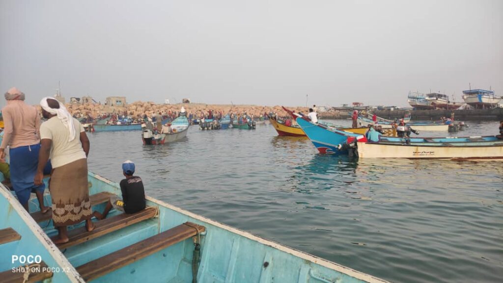 "وقفات احتجاجية في الشحر: صيادو الحوي يطالبون بالعدالة وتوضيح الأسباب" "وقفات احتجاجية في الشحر: صيادو الحوي يطالبون بالعدالة وتوضيح الأسباب"