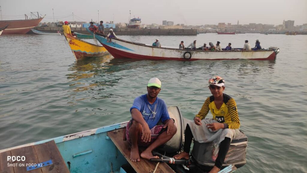 "وقفات احتجاجية في الشحر: صيادو الحوي يطالبون بالعدالة وتوضيح الأسباب" "وقفات احتجاجية في الشحر: صيادو الحوي يطالبون بالعدالة وتوضيح الأسباب"