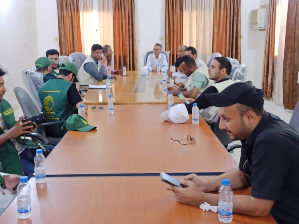 مدير مركز الملك سلمان وفريق العمل يتفقدون مواقع مشروع حفر وتجهيز بئرين في تريم وسيئون مدير مركز الملك سلمان وفريق العمل يتفقدون مواقع مشروع حفر وتجهيز بئرين في تريم وسيئون