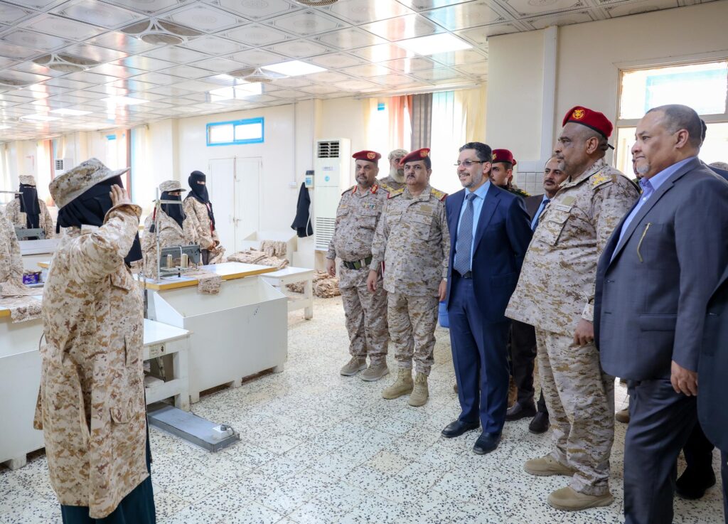 دولة رئيس الوزراء #بن_مبارك يقوم بزيارة ميدانية الى القاعدة الإدارية العسكرية في عدن دولة رئيس الوزراء #بن_مبارك يقوم بزيارة ميدانية الى القاعدة الإدارية العسكرية في عدن