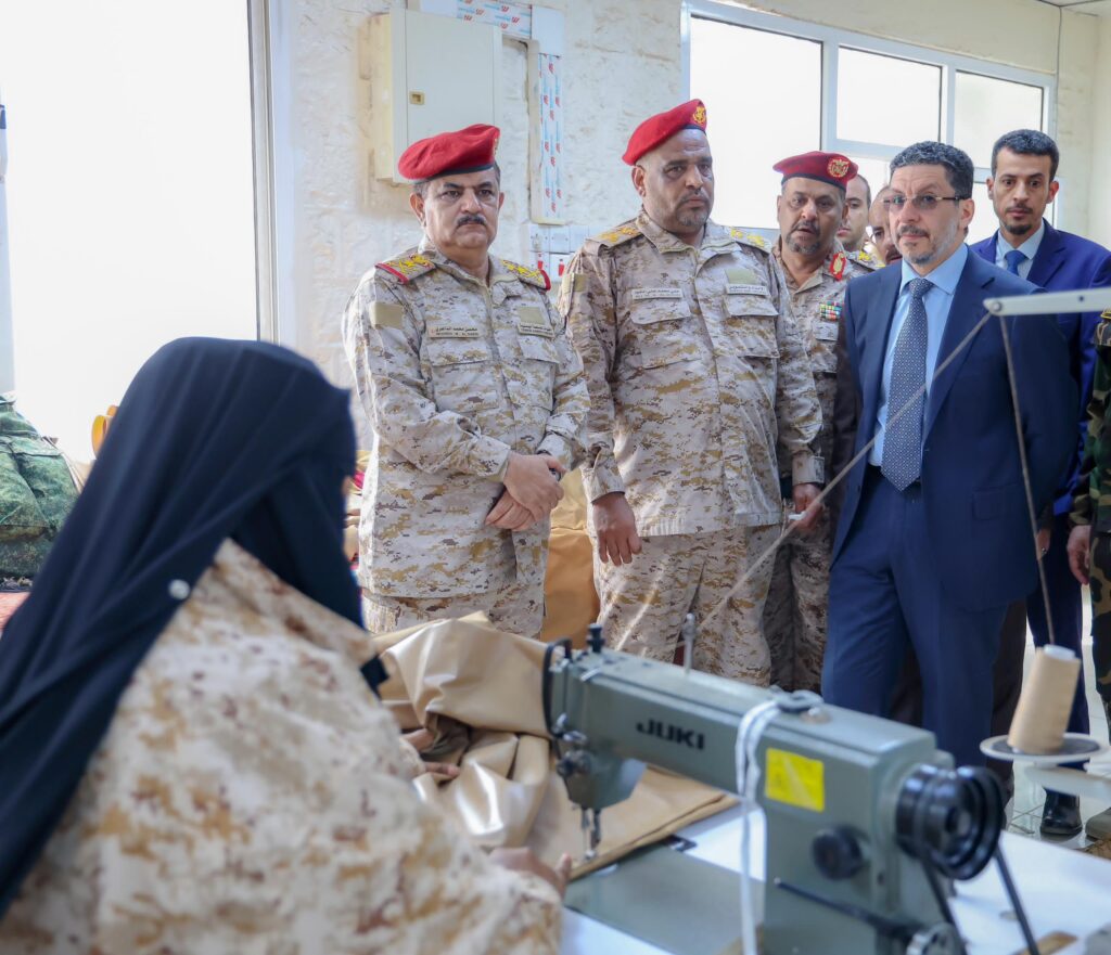 دولة رئيس الوزراء #بن_مبارك يقوم بزيارة ميدانية الى القاعدة الإدارية العسكرية في عدن دولة رئيس الوزراء #بن_مبارك يقوم بزيارة ميدانية الى القاعدة الإدارية العسكرية في عدن