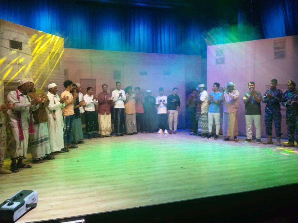 فرقة مديرية تريم للمسرح تحقق المركز الثاني في مهرجان خشبة المسرح وتحصد جائزة أفضل نص مسرحي في المهرجان فرقة مديرية تريم للمسرح تحقق المركز الثاني في مهرجان خشبة المسرح وتحصد جائزة أفضل نص مسرحي في المهرجان