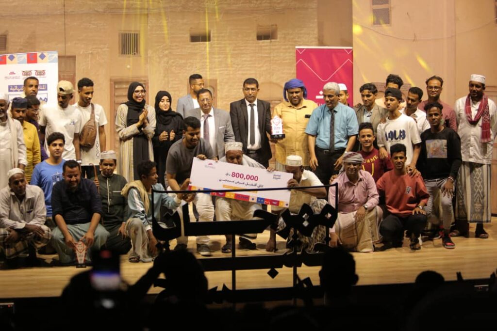 فرقة مديرية تريم للمسرح تحقق المركز الثاني في مهرجان خشبة المسرح وتحصد جائزة أفضل نص مسرحي في المهرجان فرقة مديرية تريم للمسرح تحقق المركز الثاني في مهرجان خشبة المسرح وتحصد جائزة أفضل نص مسرحي في المهرجان