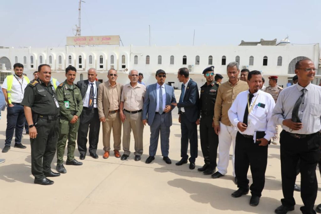 المحافظ بن ماضي يدشن استئناف رحلات اليمنية من مطار الريان بالمكلا الى دبي ويطلع على تسهيلات تفويج 150 راكبًا على متن الرحلة المحافظ بن ماضي يدشن استئناف رحلات اليمنية من مطار الريان بالمكلا الى دبي ويطلع على تسهيلات تفويج 150 راكبًا على متن الرحلة