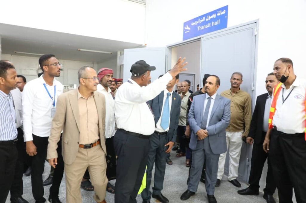 المحافظ بن ماضي يدشن استئناف رحلات اليمنية من مطار الريان بالمكلا الى دبي ويطلع على تسهيلات تفويج 150 راكبًا على متن الرحلة المحافظ بن ماضي يدشن استئناف رحلات اليمنية من مطار الريان بالمكلا الى دبي ويطلع على تسهيلات تفويج 150 راكبًا على متن الرحلة