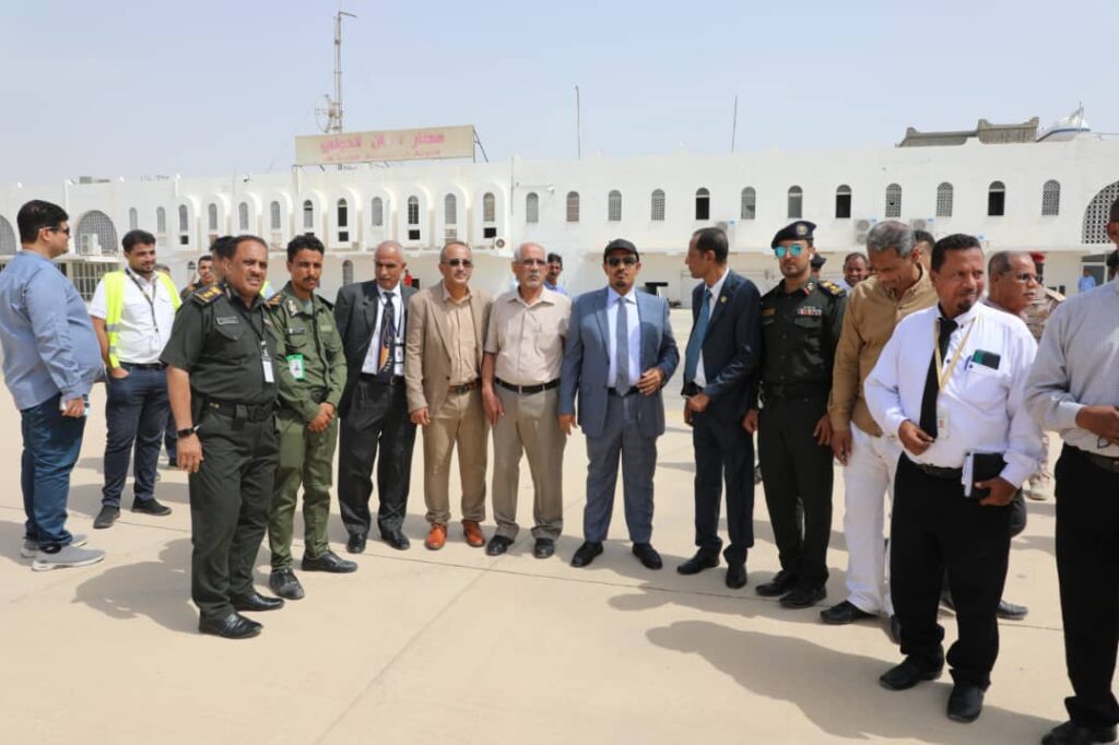 المحافظ بن ماضي يدشن استئناف رحلات اليمنية من مطار الريان بالمكلا الى دبي ويطلع على تسهيلات تفويج 150 راكبًا على متن الرحلة المحافظ بن ماضي يدشن استئناف رحلات اليمنية من مطار الريان بالمكلا الى دبي ويطلع على تسهيلات تفويج 150 راكبًا على متن الرحلة