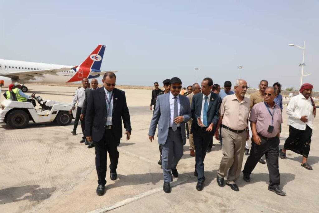 المحافظ بن ماضي يدشن استئناف رحلات اليمنية من مطار الريان بالمكلا الى دبي ويطلع على تسهيلات تفويج 150 راكبًا على متن الرحلة المحافظ بن ماضي يدشن استئناف رحلات اليمنية من مطار الريان بالمكلا الى دبي ويطلع على تسهيلات تفويج 150 راكبًا على متن الرحلة