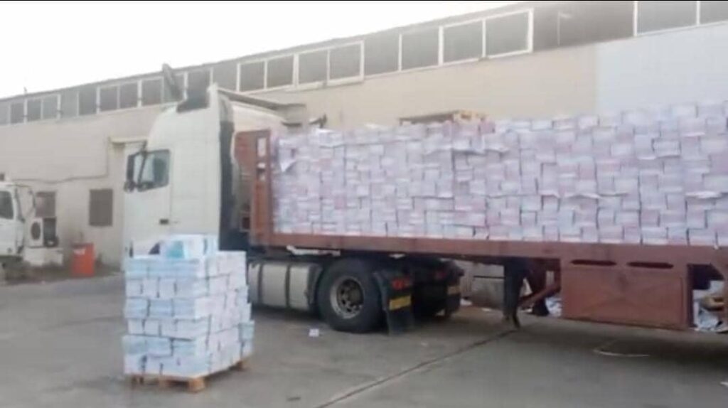 بمتابعة مباشرة من الدكتور فارس السقاف ترحيل كميات من الكتب المدرسية للمؤسسة العامة لمطابع الكتاب المدرسي بعدن لحضرموت بمتابعة مباشرة من الدكتور فارس السقاف ترحيل كميات من الكتب المدرسية للمؤسسة العامة لمطابع الكتاب المدرسي بعدن لحضرموت