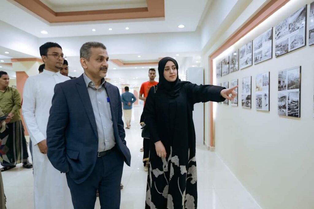 الوكيل باصريح يفتتح معرض الفن التشكيلي والتصوير الفوتوغرافي بقاعة حضرموت للمعارض الوكيل باصريح يفتتح معرض الفن التشكيلي والتصوير الفوتوغرافي بقاعة حضرموت للمعارض