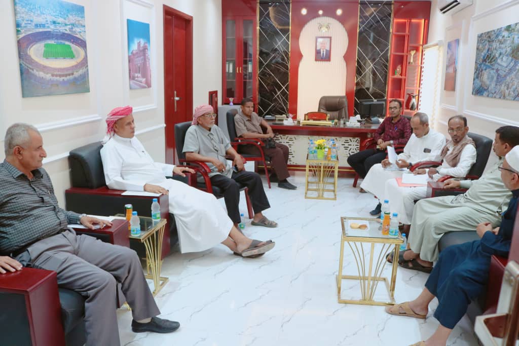 اجراء دور الاستلام والتسليم بين مديري عموم مديرية سيئون الخلف والسلف. اجراء دور الاستلام والتسليم بين مديري عموم مديرية سيئون الخلف والسلف.
