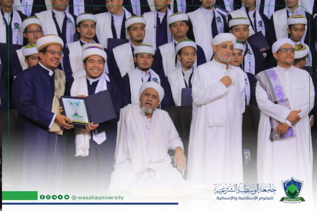 جامعة الوسطية الشرعية ورباط الإمام المهاجر يحتفلان بتخرج الدفعة الرابعة بجامعة الوسطية الشرعية ، والدفعة الثامنة برباط الإمام المهاجر (دفعة النمط الأوسط ). جامعة الوسطية الشرعية ورباط الإمام المهاجر يحتفلان بتخرج الدفعة الرابعة بجامعة الوسطية الشرعية ، والدفعة الثامنة برباط الإمام المهاجر (دفعة النمط الأوسط ).