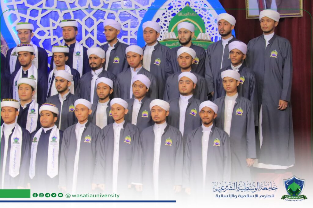 جامعة الوسطية الشرعية ورباط الإمام المهاجر يحتفلان بتخرج الدفعة الرابعة بجامعة الوسطية الشرعية ، والدفعة الثامنة برباط الإمام المهاجر (دفعة النمط الأوسط ). جامعة الوسطية الشرعية ورباط الإمام المهاجر يحتفلان بتخرج الدفعة الرابعة بجامعة الوسطية الشرعية ، والدفعة الثامنة برباط الإمام المهاجر (دفعة النمط الأوسط ).