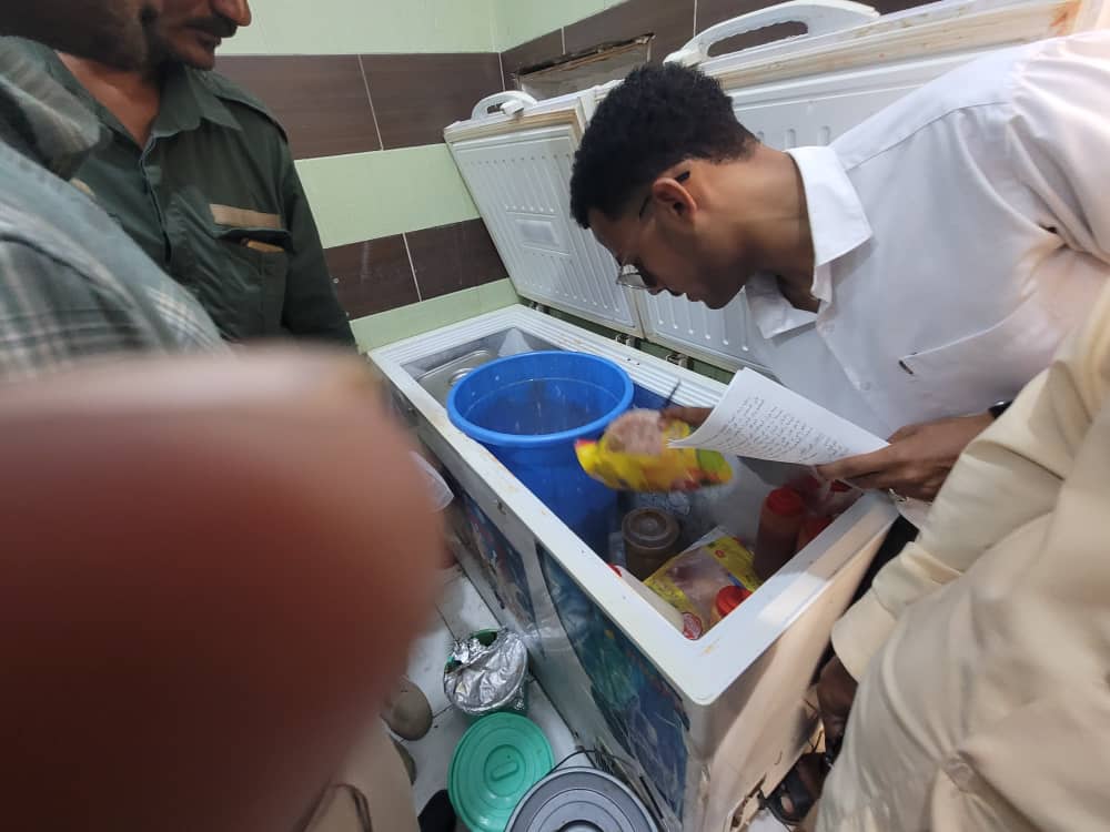 برعاية وكيل محافظة حضرموت لشوؤن مديريات الوادي والصحراء وبالتعاون مع إدارة الامن مدير مكتب الاشغال ينفذ حملة مفاجئة لظبط المطاعم . برعاية وكيل محافظة حضرموت لشوؤن مديريات الوادي والصحراء وبالتعاون مع إدارة الامن مدير مكتب الاشغال ينفذ حملة مفاجئة لظبط المطاعم .