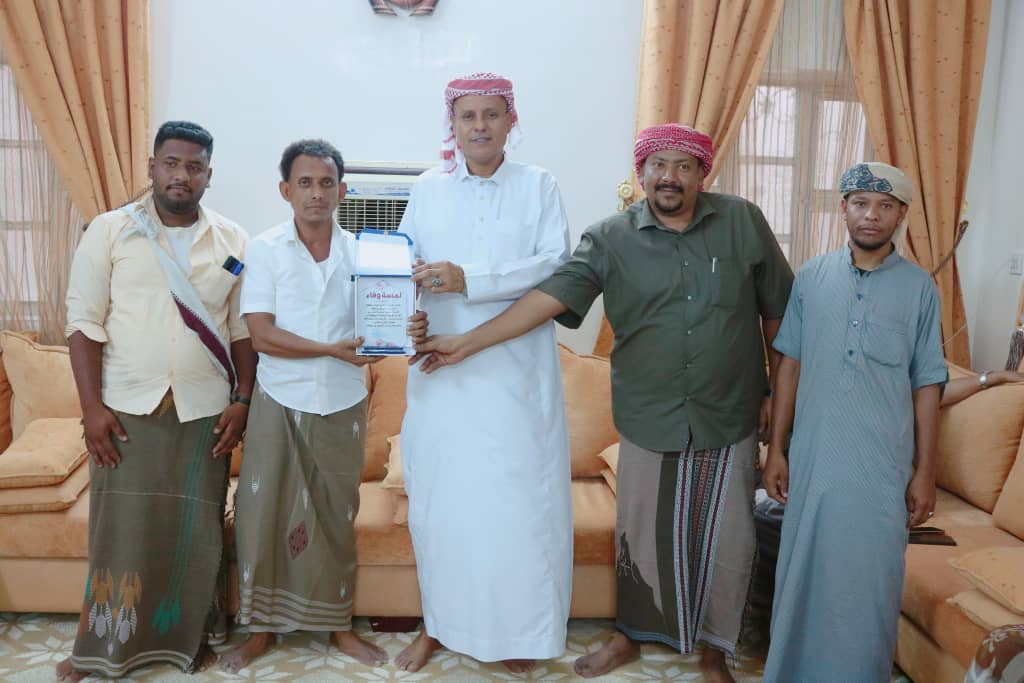 عقال وشيوخ الأحياء ونقابة عمال النظافة بمديرية سيئون يكرمون المدير العام السابق لمديرية سيئون نظير مساندته لهم خلال فترة توليه قيادة المديرية. عقال وشيوخ الأحياء ونقابة عمال النظافة بمديرية سيئون يكرمون المدير العام السابق لمديرية سيئون نظير مساندته لهم خلال فترة توليه قيادة المديرية.