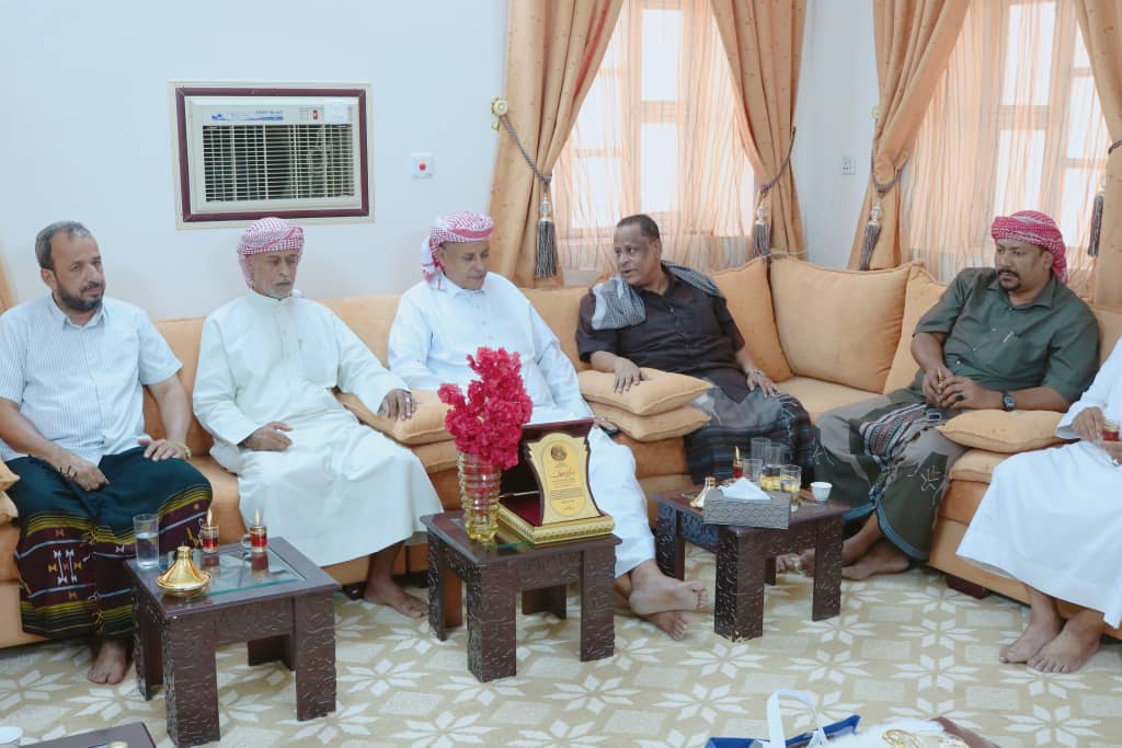 عقال وشيوخ الأحياء ونقابة عمال النظافة بمديرية سيئون يكرمون المدير العام السابق لمديرية سيئون نظير مساندته لهم خلال فترة توليه قيادة المديرية. عقال وشيوخ الأحياء ونقابة عمال النظافة بمديرية سيئون يكرمون المدير العام السابق لمديرية سيئون نظير مساندته لهم خلال فترة توليه قيادة المديرية.