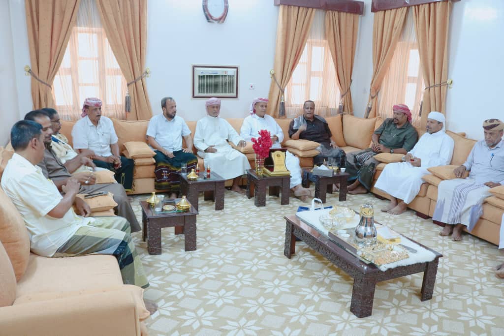 عقال وشيوخ الأحياء ونقابة عمال النظافة بمديرية سيئون يكرمون المدير العام السابق لمديرية سيئون نظير مساندته لهم خلال فترة توليه قيادة المديرية. عقال وشيوخ الأحياء ونقابة عمال النظافة بمديرية سيئون يكرمون المدير العام السابق لمديرية سيئون نظير مساندته لهم خلال فترة توليه قيادة المديرية.