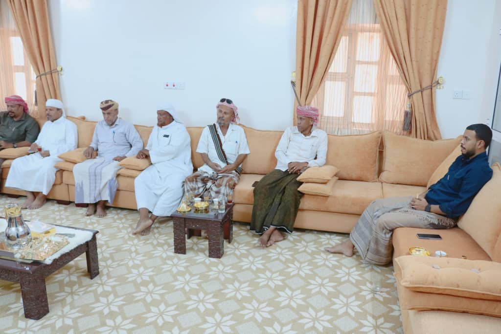 عقال وشيوخ الأحياء ونقابة عمال النظافة بمديرية سيئون يكرمون المدير العام السابق لمديرية سيئون نظير مساندته لهم خلال فترة توليه قيادة المديرية. عقال وشيوخ الأحياء ونقابة عمال النظافة بمديرية سيئون يكرمون المدير العام السابق لمديرية سيئون نظير مساندته لهم خلال فترة توليه قيادة المديرية.