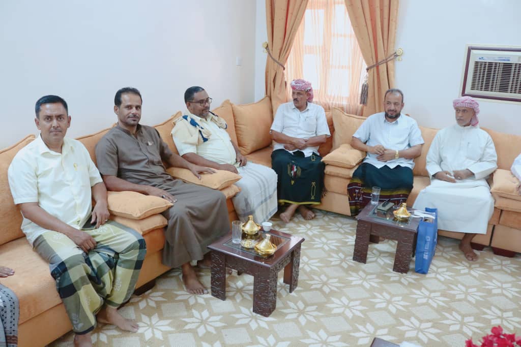 عقال وشيوخ الأحياء ونقابة عمال النظافة بمديرية سيئون يكرمون المدير العام السابق لمديرية سيئون نظير مساندته لهم خلال فترة توليه قيادة المديرية. عقال وشيوخ الأحياء ونقابة عمال النظافة بمديرية سيئون يكرمون المدير العام السابق لمديرية سيئون نظير مساندته لهم خلال فترة توليه قيادة المديرية.