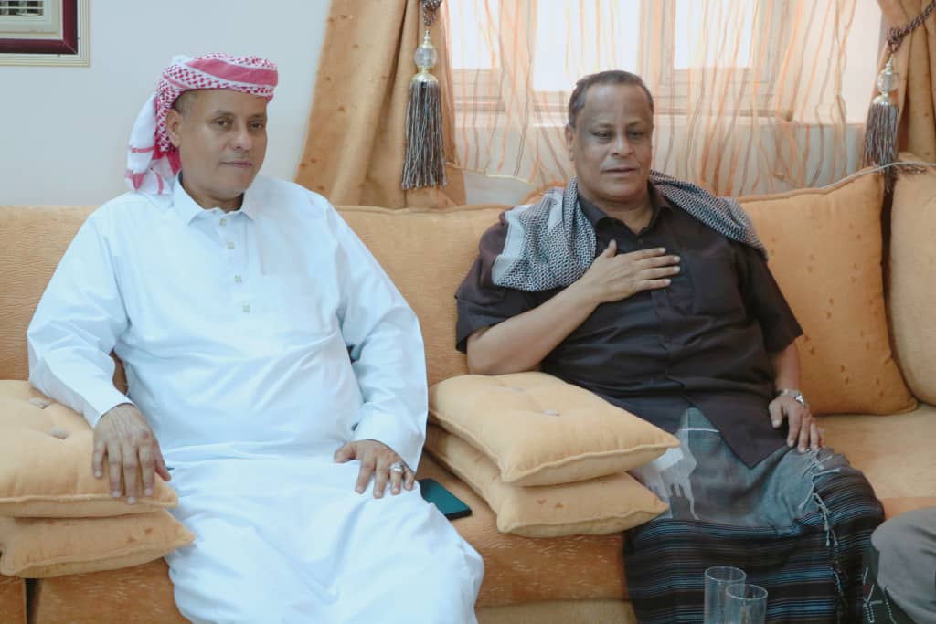 عقال وشيوخ الأحياء ونقابة عمال النظافة بمديرية سيئون يكرمون المدير العام السابق لمديرية سيئون نظير مساندته لهم خلال فترة توليه قيادة المديرية. عقال وشيوخ الأحياء ونقابة عمال النظافة بمديرية سيئون يكرمون المدير العام السابق لمديرية سيئون نظير مساندته لهم خلال فترة توليه قيادة المديرية.