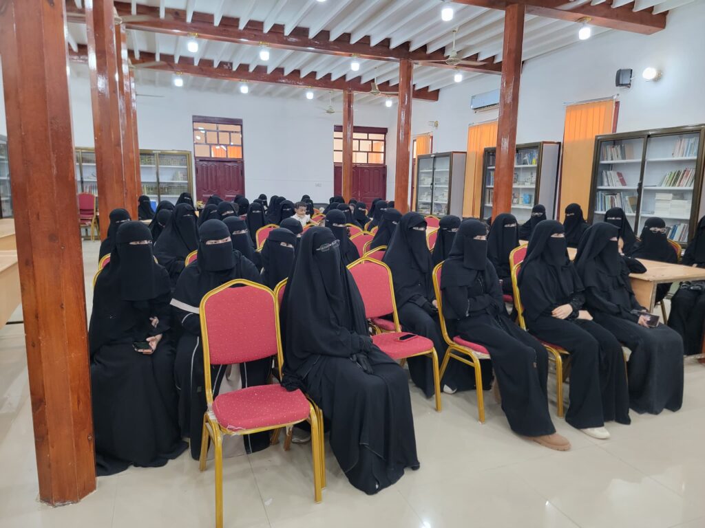 مدير عام شبام يشهد حفل تخرج الدفعة الثانية دبلوم اللغة الإنجليزية بالمديرية للبنات مدير عام شبام يشهد حفل تخرج الدفعة الثانية دبلوم اللغة الإنجليزية بالمديرية للبنات