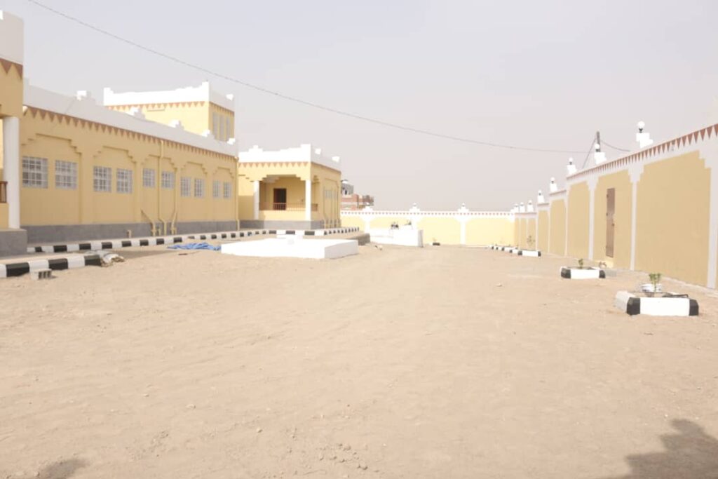 بتمويل من البرنامج السعودي لتنمية واعمار اليمن .. الوكيل باصريح والمهندس العمري يزوران مشروع بناء مدرسة بحي المساكن بفوه…. بتمويل من البرنامج السعودي لتنمية واعمار اليمن .. الوكيل باصريح والمهندس العمري يزوران مشروع بناء مدرسة بحي المساكن بفوه….