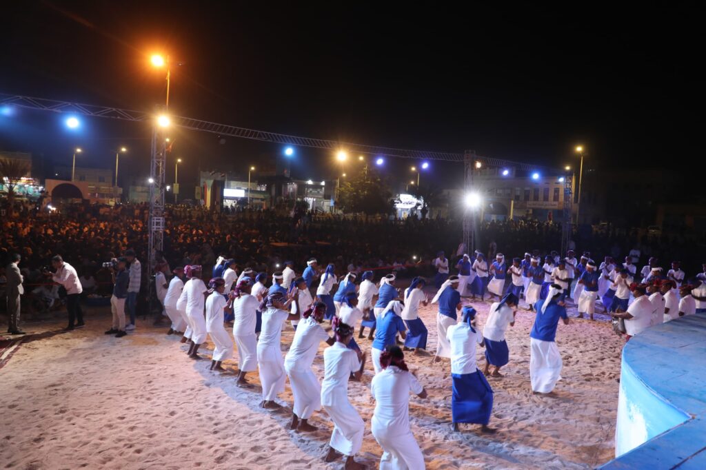 بحضور المحافظ بن ماضي والوزير الارياني .. اختتام فعاليات البرامج الثقافية لمهرجان البلدة السياحي 2024 بلوحة تراثية بحرية بمدينة الشحر بحضور المحافظ بن ماضي والوزير الارياني .. اختتام فعاليات البرامج الثقافية لمهرجان البلدة السياحي 2024 بلوحة تراثية بحرية بمدينة الشحر