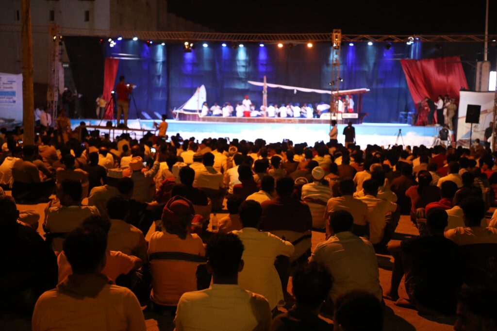 بحضور المحافظ بن ماضي والوزير الارياني .. اختتام فعاليات البرامج الثقافية لمهرجان البلدة السياحي 2024 بلوحة تراثية بحرية بمدينة الشحر بحضور المحافظ بن ماضي والوزير الارياني .. اختتام فعاليات البرامج الثقافية لمهرجان البلدة السياحي 2024 بلوحة تراثية بحرية بمدينة الشحر