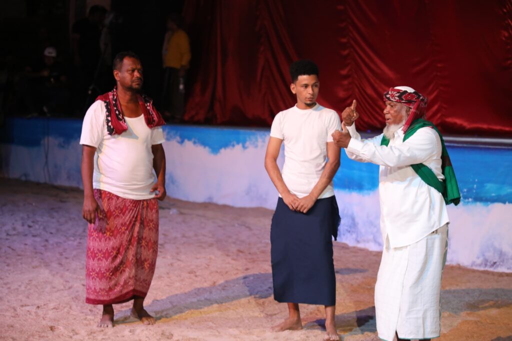 بحضور المحافظ بن ماضي والوزير الارياني .. اختتام فعاليات البرامج الثقافية لمهرجان البلدة السياحي 2024 بلوحة تراثية بحرية بمدينة الشحر بحضور المحافظ بن ماضي والوزير الارياني .. اختتام فعاليات البرامج الثقافية لمهرجان البلدة السياحي 2024 بلوحة تراثية بحرية بمدينة الشحر