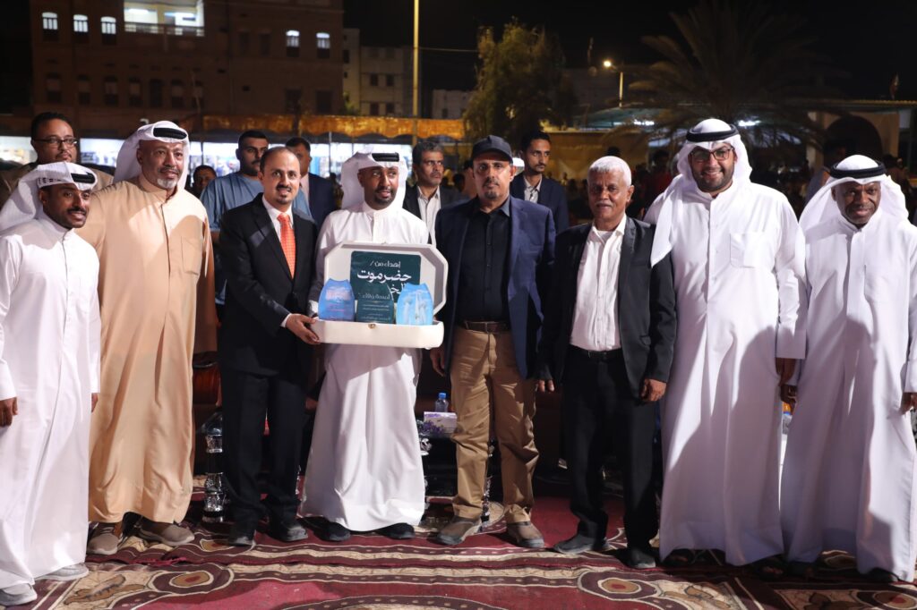 بحضور المحافظ بن ماضي والوزير الارياني .. اختتام فعاليات البرامج الثقافية لمهرجان البلدة السياحي 2024 بلوحة تراثية بحرية بمدينة الشحر بحضور المحافظ بن ماضي والوزير الارياني .. اختتام فعاليات البرامج الثقافية لمهرجان البلدة السياحي 2024 بلوحة تراثية بحرية بمدينة الشحر
