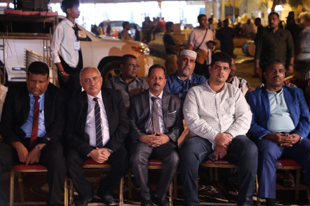 بحضور المحافظ بن ماضي والوزير الارياني .. اختتام فعاليات البرامج الثقافية لمهرجان البلدة السياحي 2024 بلوحة تراثية بحرية بمدينة الشحر بحضور المحافظ بن ماضي والوزير الارياني .. اختتام فعاليات البرامج الثقافية لمهرجان البلدة السياحي 2024 بلوحة تراثية بحرية بمدينة الشحر