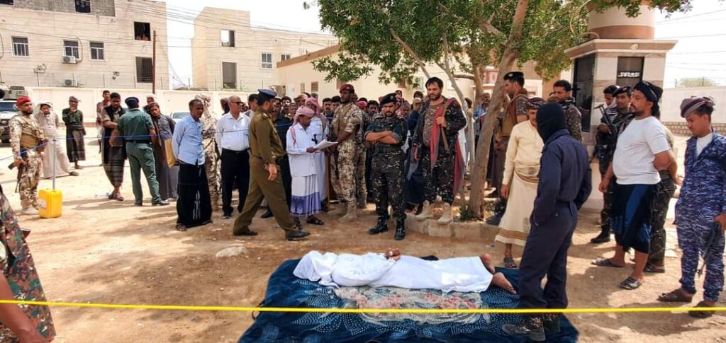 شرطة حضرموت الوادي والصحراء والنيابة العامة تنفذان حكم قصاص بالاعدام في المحكوم عليه عبدالله منصور بن مرضاح شرطة حضرموت الوادي والصحراء والنيابة العامة تنفذان حكم قصاص بالاعدام في المحكوم عليه عبدالله منصور بن مرضاح