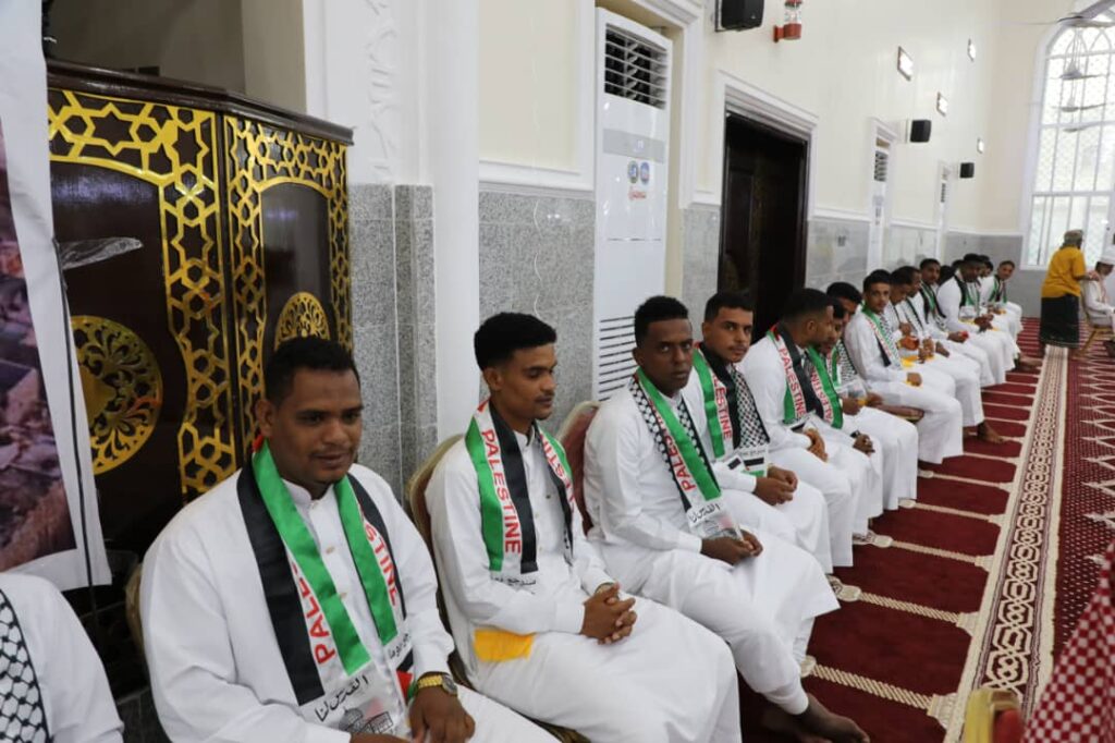 محافظ حضرموت يشارك أفراح 100 عريس وعروسة بمدينة روكب ويؤكد أنها تعكس قيم الترابط في المجتمع محافظ حضرموت يشارك أفراح 100 عريس وعروسة بمدينة روكب ويؤكد أنها تعكس قيم الترابط في المجتمع