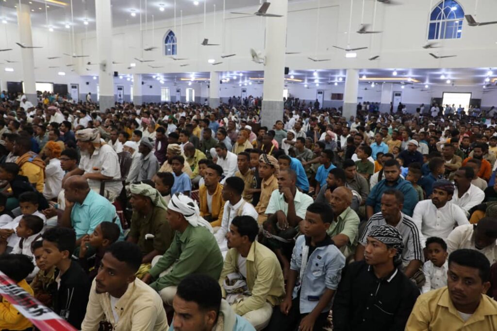 محافظ حضرموت يشارك أفراح 100 عريس وعروسة بمدينة روكب ويؤكد أنها تعكس قيم الترابط في المجتمع محافظ حضرموت يشارك أفراح 100 عريس وعروسة بمدينة روكب ويؤكد أنها تعكس قيم الترابط في المجتمع