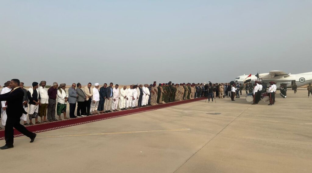 رئيس مجلس القيادة الرئاسي وعضوا المجلس عبدالله العليمي وعثمان مجلي يصلون المكلا رئيس مجلس القيادة الرئاسي وعضوا المجلس عبدالله العليمي وعثمان مجلي يصلون المكلا