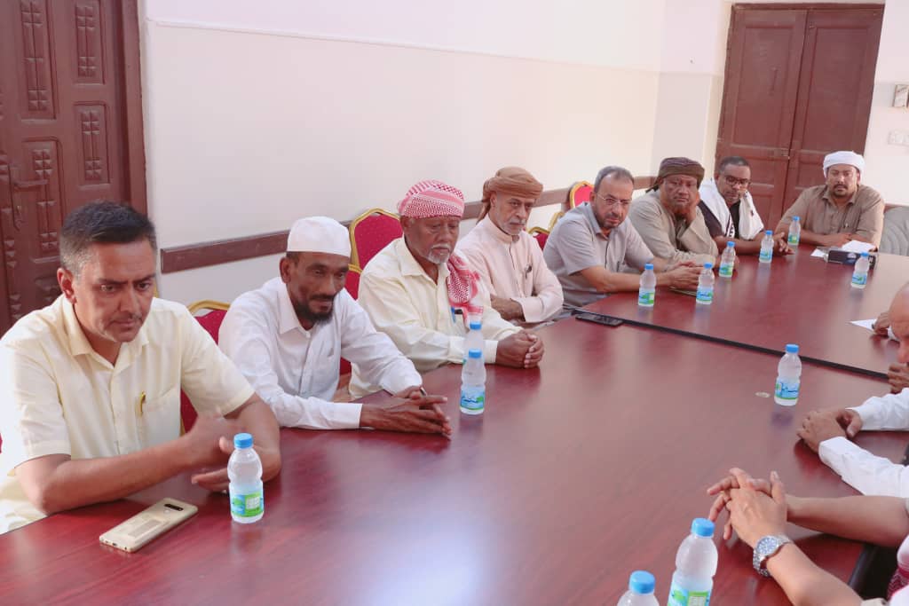مدير عام سيئون يناقش مع عقال أحياء مديرية سيئون الإحتياجات التنموية والخدمية. مدير عام سيئون يناقش مع عقال أحياء مديرية سيئون الإحتياجات التنموية والخدمية.