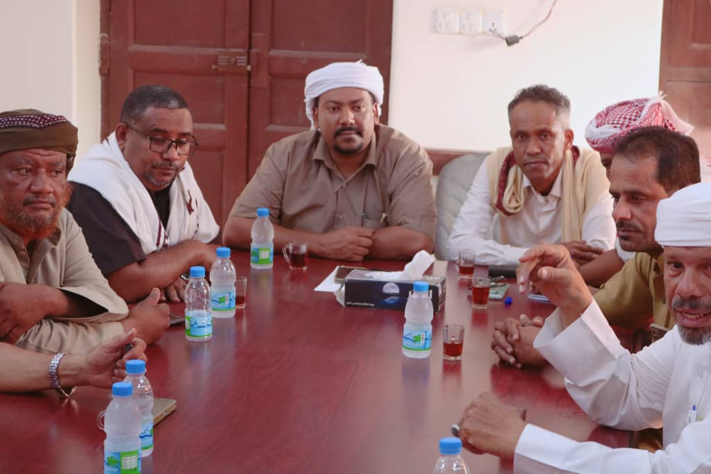 مدير عام سيئون يناقش مع عقال أحياء مديرية سيئون الإحتياجات التنموية والخدمية. مدير عام سيئون يناقش مع عقال أحياء مديرية سيئون الإحتياجات التنموية والخدمية.