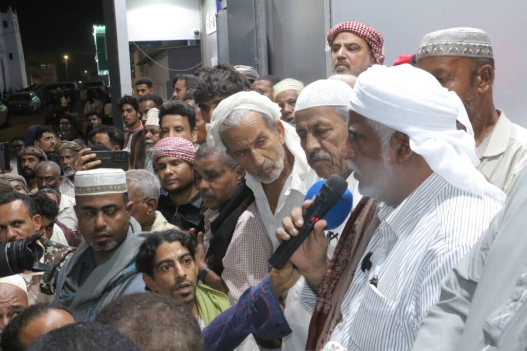 وقفة جماهيرية حاشدة بالشحر تضامنًا مع الشيخ محمد عوض البسيري وإدانة الاعتداء السافر على فرع شركة البسيري للصرافة "بيان" وقفة جماهيرية حاشدة بالشحر تضامنًا مع الشيخ محمد عوض البسيري وإدانة الاعتداء السافر على فرع شركة البسيري للصرافة "بيان"