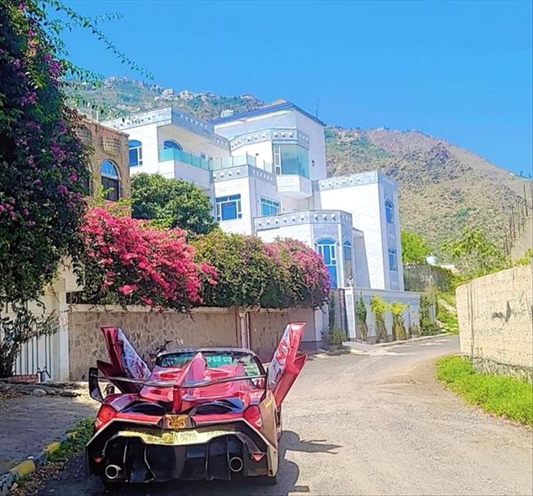 شاهد بالصور ..مُبتكر يمني يحول سيارته العادية إلى لـ(مبورجيني) شاهد بالصور ..مُبتكر يمني يحول سيارته العادية إلى لـ(مبورجيني)