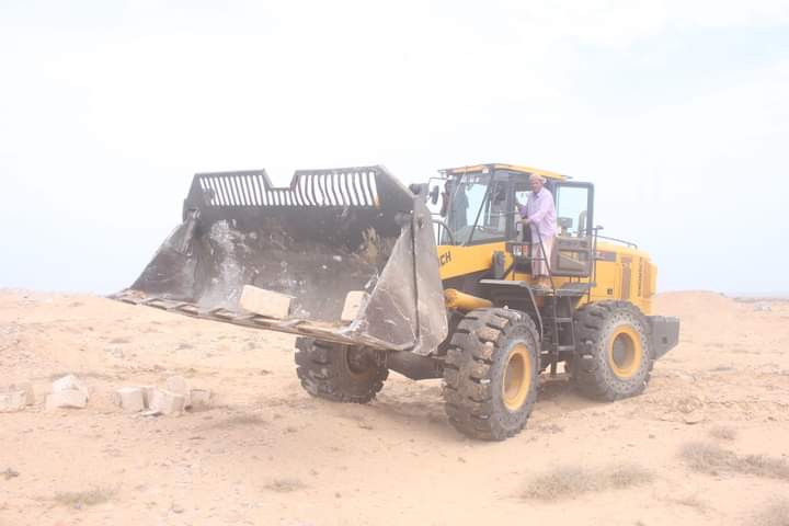 تسليم موقع المعهد المهني والتقني بالشحر للجهة المنفذة لغرض بناءه بعد إزالة الإستحداثات والعشوائيات من الموقع تسليم موقع المعهد المهني والتقني بالشحر للجهة المنفذة لغرض بناءه بعد إزالة الإستحداثات والعشوائيات من الموقع