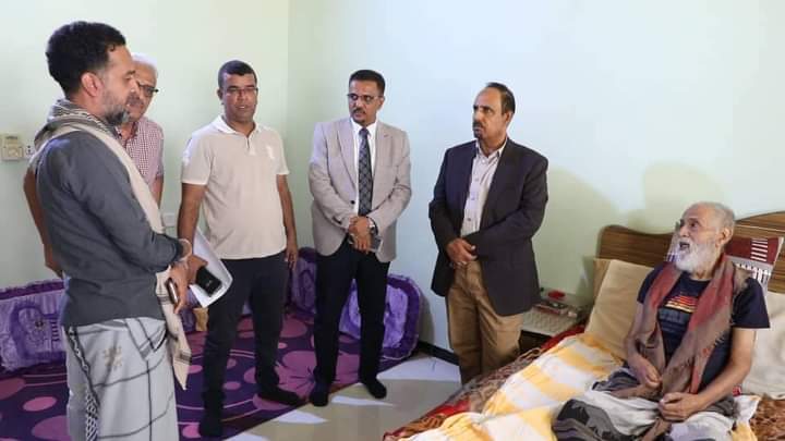 محافظ حضرموت يطمئن على صحة التربوي والإداري القدير الأستاذ محسن لحمدي محافظ حضرموت يطمئن على صحة التربوي والإداري القدير الأستاذ محسن لحمدي