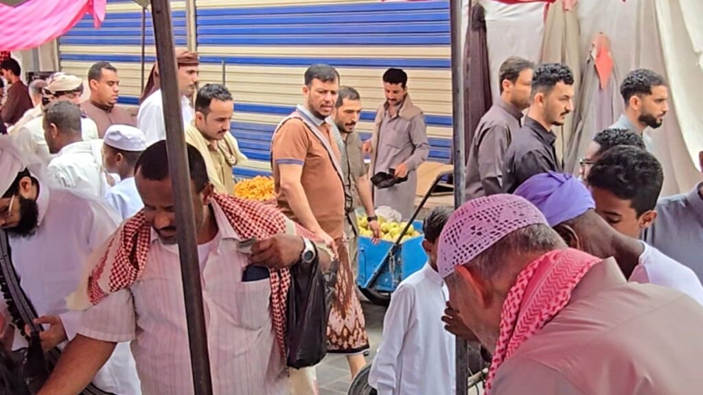 عضو مجلس القيادة د. عبدالله العليمي يؤدي صلاة الجمعة في مسجد عمر ويتفقد عدد من الأحياء بمدينة المكلا عضو مجلس القيادة د. عبدالله العليمي يؤدي صلاة الجمعة في مسجد عمر ويتفقد عدد من الأحياء بمدينة المكلا