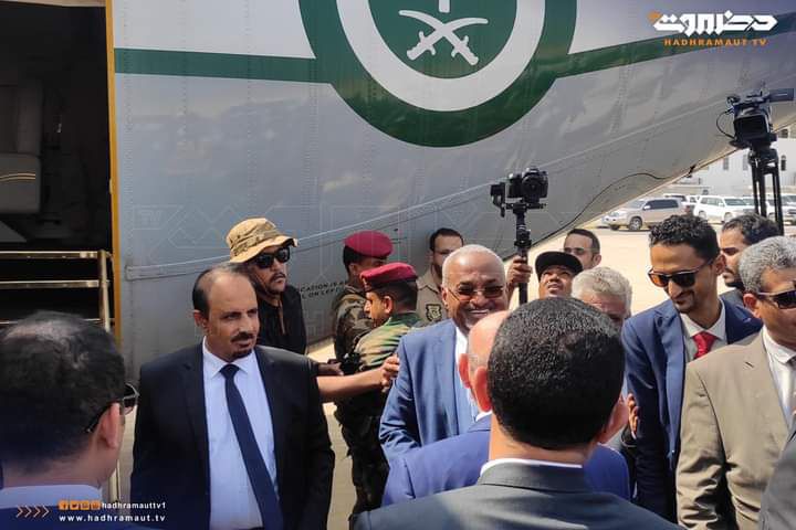 الرئيس رشاد العليمي يغادر المكلا بشكل مفاجئ على متن طائرة سعودية الرئيس رشاد العليمي يغادر المكلا بشكل مفاجئ على متن طائرة سعودية