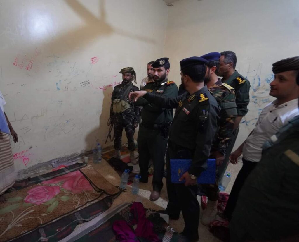 العميد بن حبيش يتفقد سير العمل في انجاز معاملات قضايا المواطنين في شرطة مديرية سيئون "صور" العميد بن حبيش يتفقد سير العمل في انجاز معاملات قضايا المواطنين في شرطة مديرية سيئون "صور"