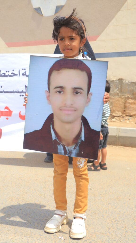 مأرب .. وقفة احتجاجية تطالب الحكومة بوقف عبث مليشيا الحوثي بالقضاء وترهيب المختطفين. مأرب .. وقفة احتجاجية تطالب الحكومة بوقف عبث مليشيا الحوثي بالقضاء وترهيب المختطفين.
