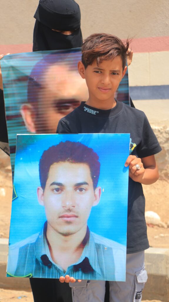 مأرب .. وقفة احتجاجية تطالب الحكومة بوقف عبث مليشيا الحوثي بالقضاء وترهيب المختطفين. مأرب .. وقفة احتجاجية تطالب الحكومة بوقف عبث مليشيا الحوثي بالقضاء وترهيب المختطفين.