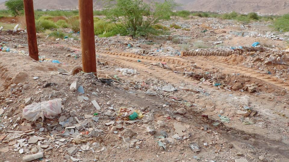 مدير عام سيئون يشرف على حملة رفع مخلفات النفايات والبناء على المداخل الرئيسة لمدينة سيئون. مدير عام سيئون يشرف على حملة رفع مخلفات النفايات والبناء على المداخل الرئيسة لمدينة سيئون.