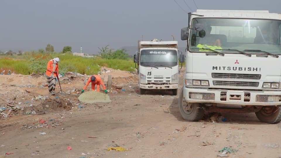 مدير عام سيئون يشرف على حملة رفع مخلفات النفايات والبناء على المداخل الرئيسة لمدينة سيئون. مدير عام سيئون يشرف على حملة رفع مخلفات النفايات والبناء على المداخل الرئيسة لمدينة سيئون.