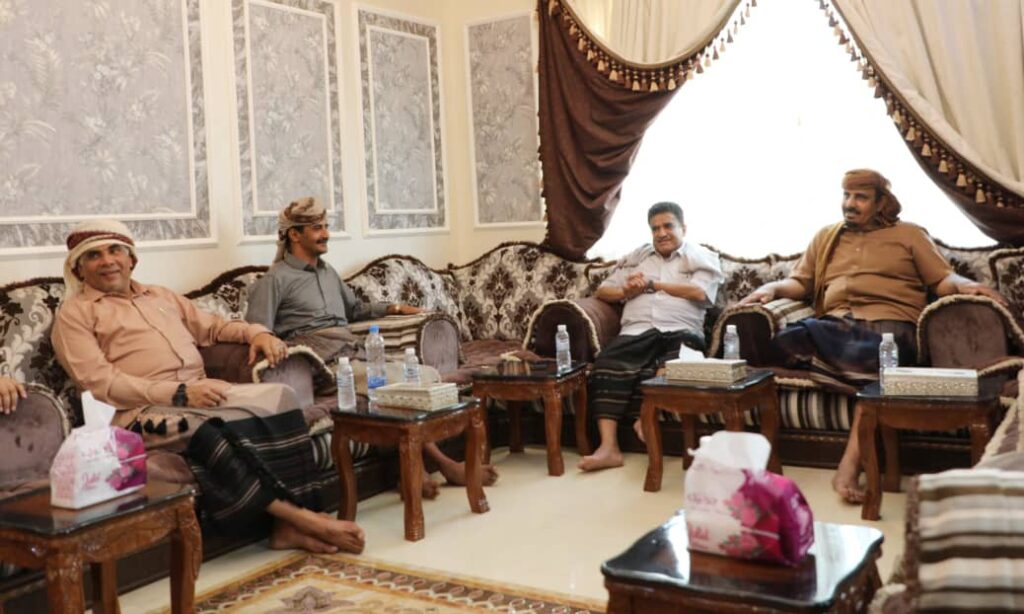 محافظ حضرموت يقدّم واجب العزاء لوزير النفط والمعادن في وفاة "شقيقه" محافظ حضرموت يقدّم واجب العزاء لوزير النفط والمعادن في وفاة "شقيقه"